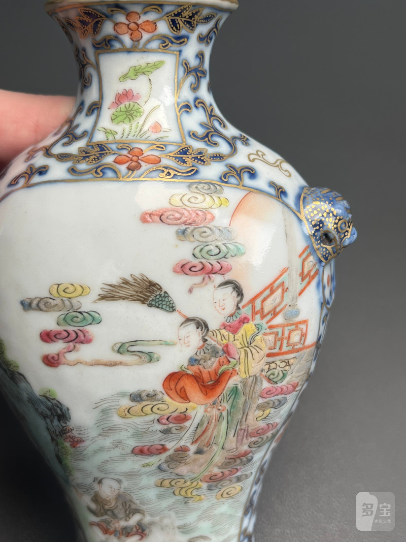 清乾隆  青花粉彩“鹊桥相会”图双兽耳壁瓶 - 图7